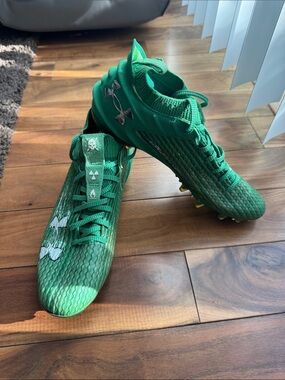 Under Armour Men’s Kelly Green Football Cleats with Silver Logo